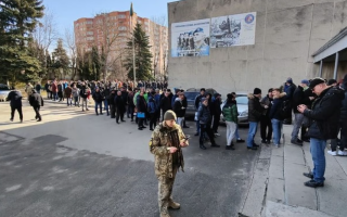 Пьяный мужчина с отсрочкой разбил дверь ТЦК, потому что хотел попасть в ВСУ – ТЦК