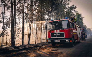 На Киевщине около 400 спасателей тушат масштабный пожар на открытой территории