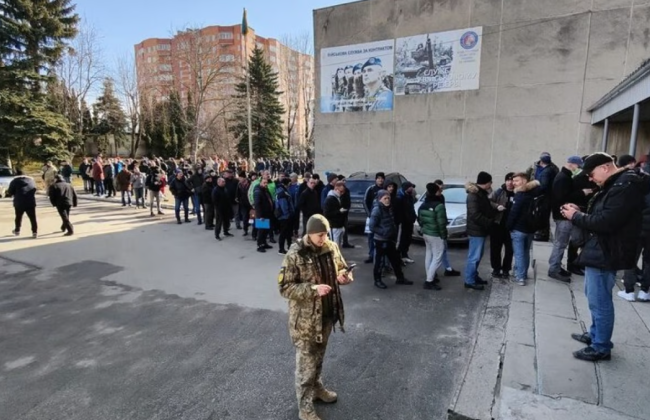 П’яний чоловік з відстрочкою розбив двері ТЦК, бо хотів потрапити до ЗСУ – ТЦК