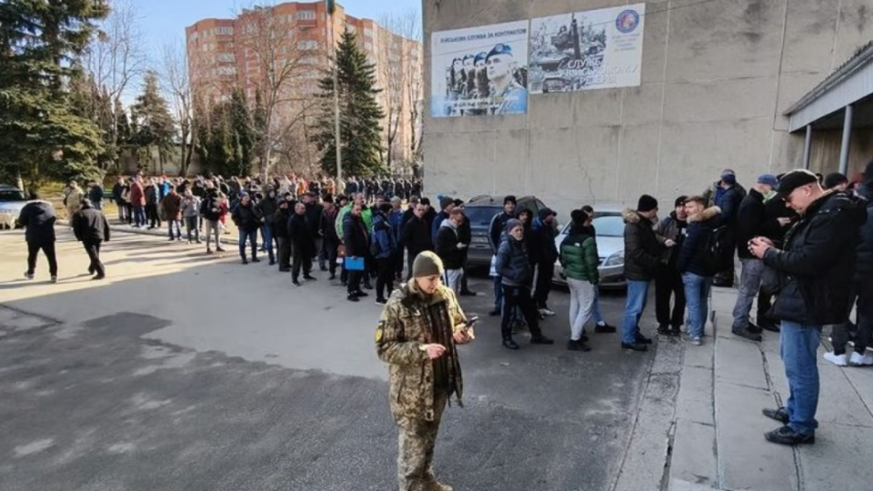 П’яний чоловік з відстрочкою розбив двері ТЦК, бо хотів потрапити до ЗСУ – ТЦК