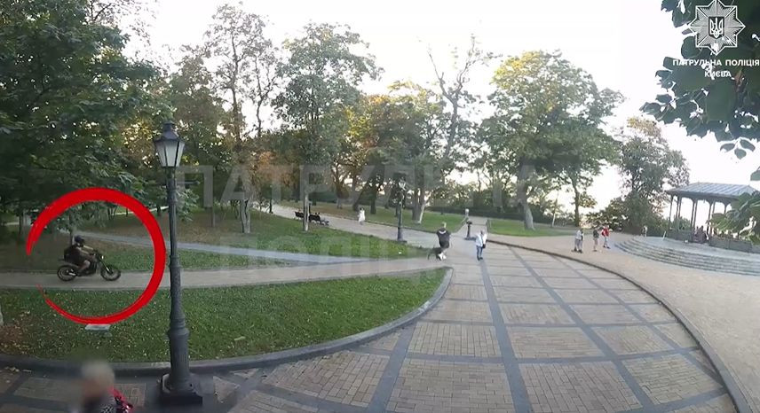 В Киеве наказали водителя мотоцикла, который двигался по пешеходной дорожке — видео