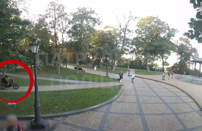 У Києві покарали водія мотоцикла, який рухався пішохідною доріжкою — відео