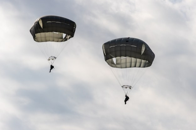 У Польщі десантників вітром занесло на дах будинку та лінію електропередач