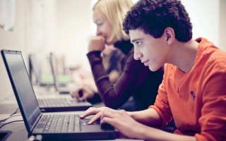 У Держпраці пояснили, чи існують заборони щодо допуску осіб, молодше 18 років до роботи без медичних оглядів