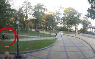 У Києві покарали водія мотоцикла, який рухався пішохідною доріжкою — відео