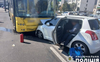 В Киеве в троллейбус, который стоял из-за ДТП на дороге, въехал автомобиль