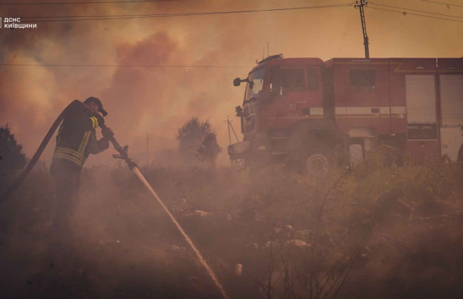 На Київщині вогнеборці ДСНС врятували від вогню ціле село, фото