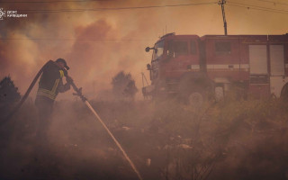 На Київщині вогнеборці ДСНС врятували від вогню ціле село, фото