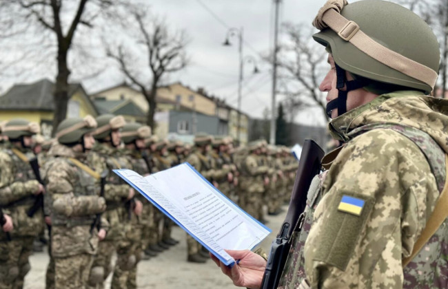 Военнослужащих обяжут соблюдать антикоррупционные ограничения по совместительству с другой деятельностью и получению подарков