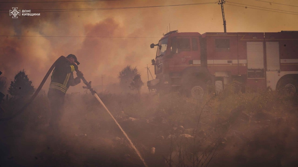 На Київщині вогнеборці ДСНС врятували від вогню ціле село, фото