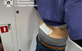 На Львівщині затримали француза, який приклеїв пластиром наркотики до спини