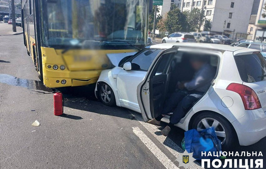 В Киеве в троллейбус, который стоял из-за ДТП на дороге, въехал автомобиль