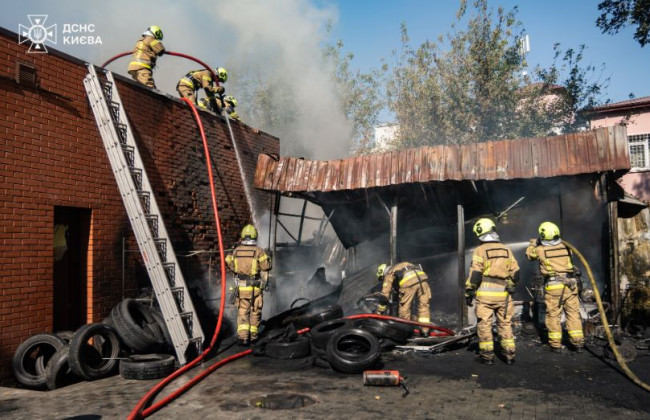 В Киеве произошел мощный пожар в павильоне шиномонтажа, видео