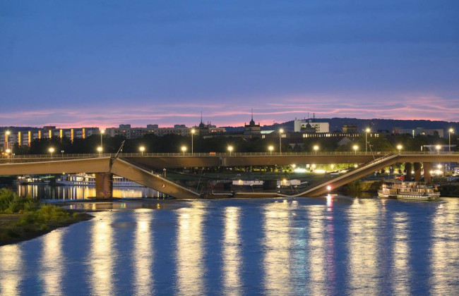 В Дрездене упала часть моста через Эльбу