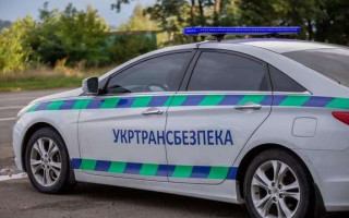 На Одещині водій вантажівки відром відсипав надлишковий вантаж до іншого авто і сплав 68 тисяч гривень штрафу