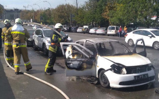 У Києві ліквідували пожежу в припаркованому автомобілі Renault