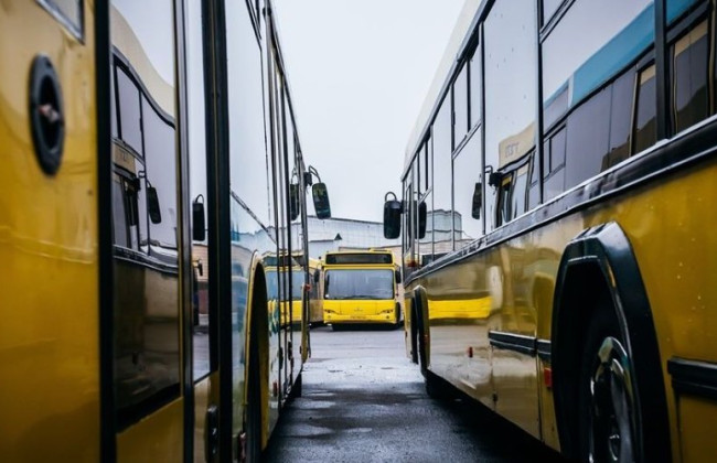 В Киеве восстанавливаются постоянные автобусные и троллейбусные маршруты до станций метро «Демеевская» и «Лыбедская»