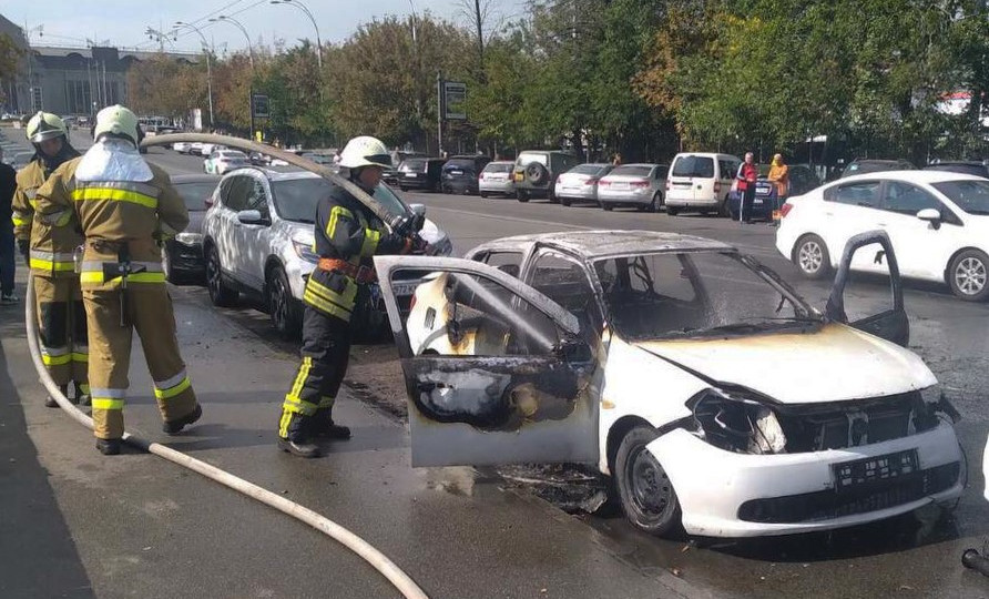 В Киеве ликвидировали пожар в припаркованном автомобиле Renault