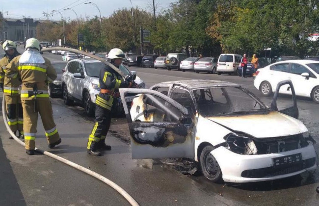 В Киеве ликвидировали пожар в припаркованном автомобиле Renault