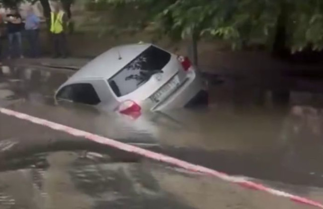 У Києві автомобіль провалився під асфальт, відео