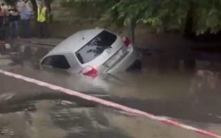 У Києві автомобіль провалився під асфальт, відео