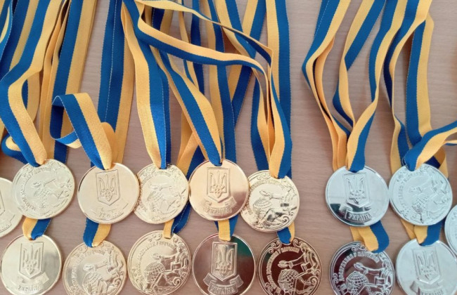 В комитете Рады говорят, что школы могут и дальше вручать медали выпускникам, но не за госсчет