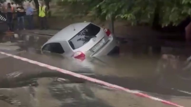 У Києві автомобіль провалився під асфальт, відео