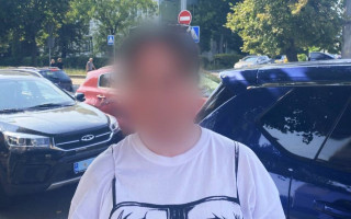 На Київщині викрили серійну викрадачку жіночих сумочок на суму 47 тисяч гривень