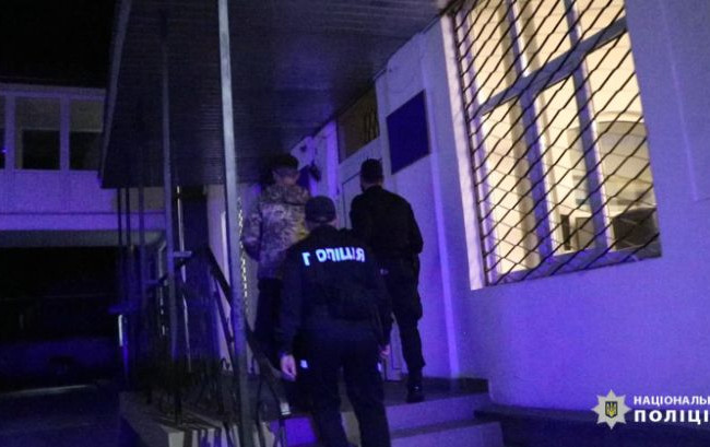 В Ивано-Франковске задержали трех парней, которые избили военного