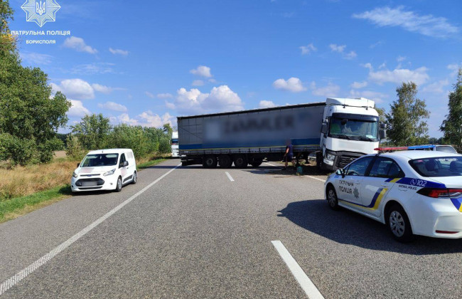 На автодорозі Київ – Харків вантажівка стала поперек дороги – рух транспорту ускладнений