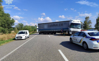 На автодороге Киев – Харьков грузовик стал поперек дороги – движение транспорта затруднено