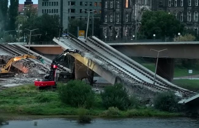 В немецком Дрездене секцию моста, которая обрушилась, «добили» взрывчаткой