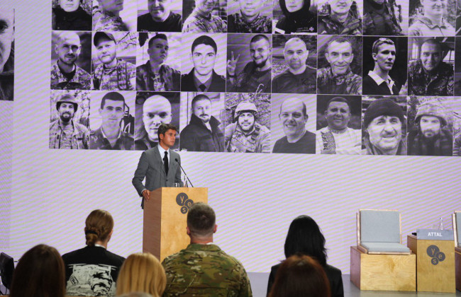 Экс-премьер Франции Габриэль Атталь посетил Киев пообещал поддержку Украины