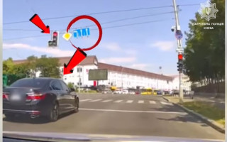 В Киеве наказали водителя, который на глазах у полиции нарушил ПДД, видео