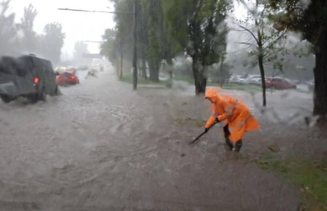 Одесу накрила сильна злива: вулиці пішли під воду, люди рятуються на дахах автівок — відео