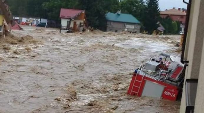 В Польше после прорыва дамбы целый город ушел под воду, видео