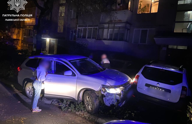 Во Львове нетрезвая водитель протаранила 5 припаркованных авто