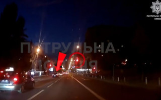 В Киеве наказали водителя Volkswagen, который проехал на красный сигнал светофора — видео