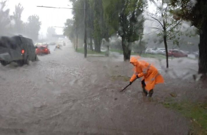 Одесу накрила сильна злива: вулиці пішли під воду, люди рятуються на дахах автівок — відео