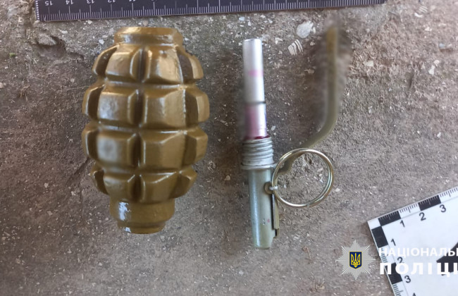 В Одесской области двое мужчин угрожали гранатой женщине из-за развода