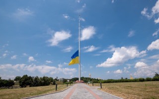 В Киеве из-за прогнозируемых порывов ветра приспустили главный флаг Украины
