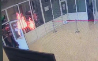 В Румынии неизвестный поджег вход в парламент – эвакуированы 300 человек