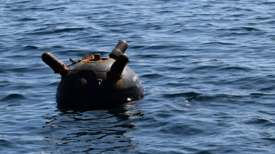 Украинские водолазы ликвидировали опасную мину в Черном море, спасая Одесский порт