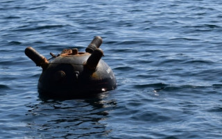 Украинские водолазы ликвидировали опасную мину в Черном море, спасая Одесский порт