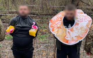 В детских нарукавниках, на розовом фламинго – пограничники раскрыли детали опасных заплывов по Тисе