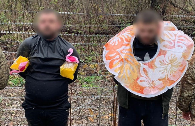 В детских нарукавниках, на розовом фламинго – пограничники раскрыли детали опасных заплывов по Тисе