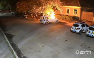 19-летний юноша и его 17-летний сообщник подожгли полицейскую машину по заказу