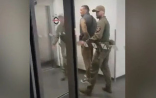 Польский пограничник объяснил, почему в аэропорту заковали Александра Усика в наручники