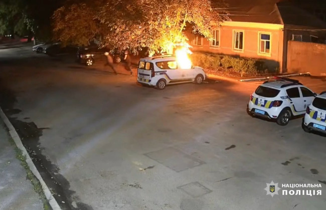 19-летний юноша и его 17-летний сообщник подожгли полицейскую машину по заказу