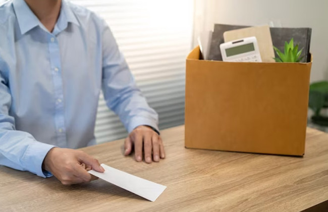 Нужно ли возвращать заработную плату за неотработанные дни отпуска при увольнении до окончания рабочего года — разъяснение